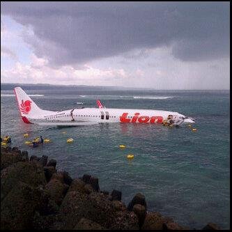 Foto Pesawat Lion Air Tergelincir di Laut Airport Ngurah Rai Bali