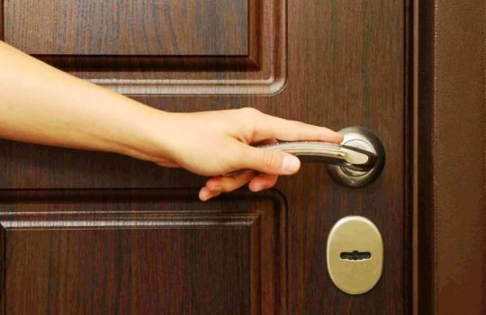 Cara Meluruskan Pintu Kayu yang Melengkung