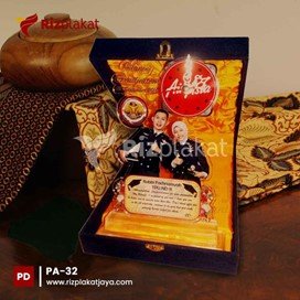 Plakat Akrilik dengan Foto dan Teks Personal