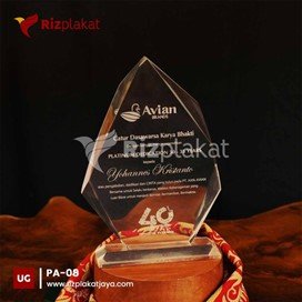 Plakat Akrilik dengan Ukiran Logo dan Nama Penerima