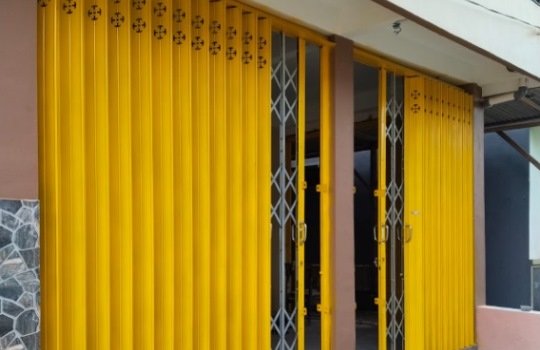 Meningkatkan Efisiensi Bisnis di Surabaya dengan Pintu Harmonika Terbaik Citra Harmonika Solusinya